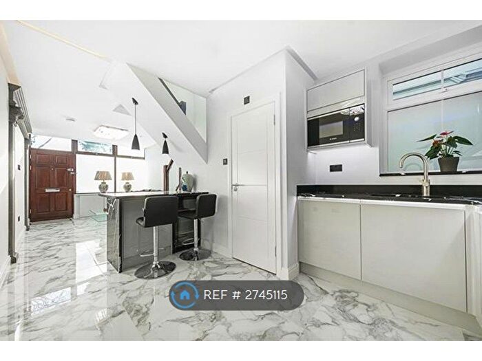 3 Bedroom Semi Detached House To Rent In Glenthorne Road, Hammersmith, London, W6