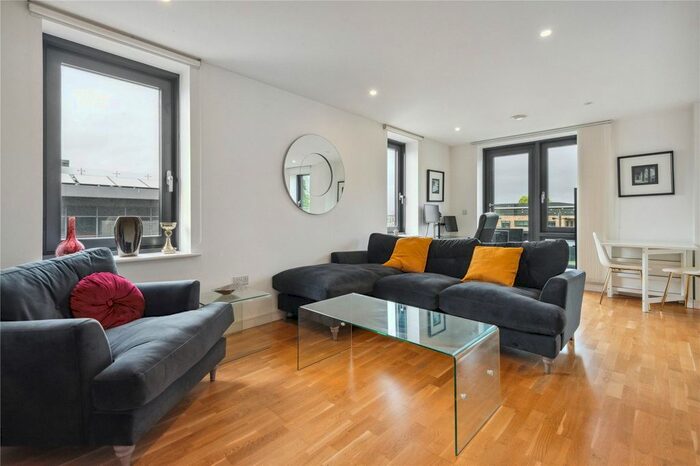 1 Bedroom Flat To Rent In College House, Putney Hill, SW15