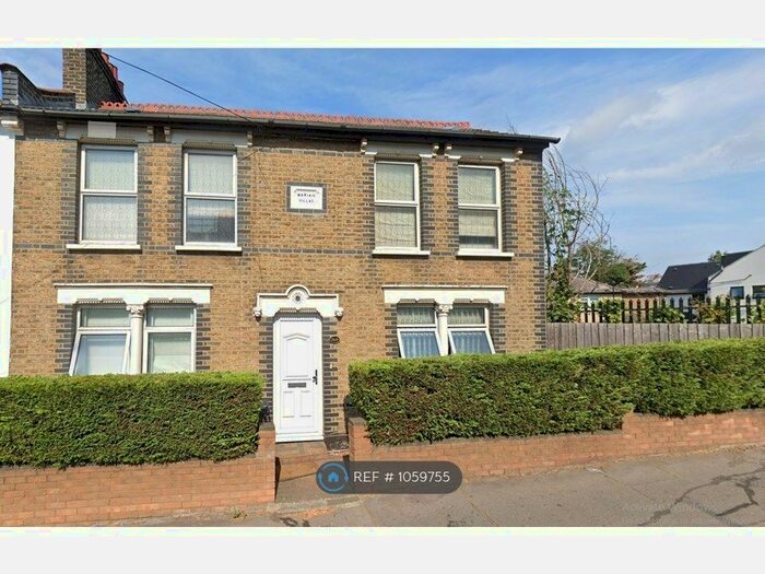 3 Bedroom End Of Terrace House To Rent In Sydenham Road, Croydon, CR0