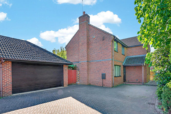 4 Bedroom Detached House For Sale In Bedford Road, Rushden, NN10