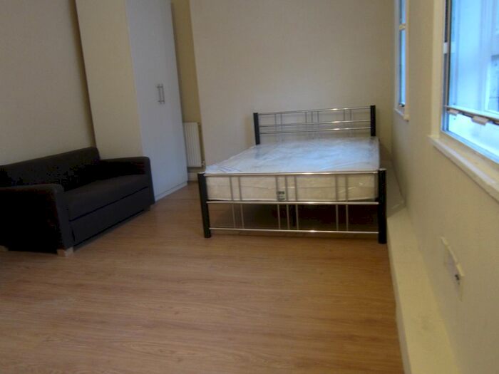 Studio To Rent In Hammersmith Road, London, W14
