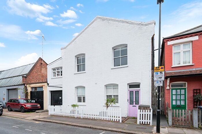 2 Bedroom Flat For Sale In York Road, TW8