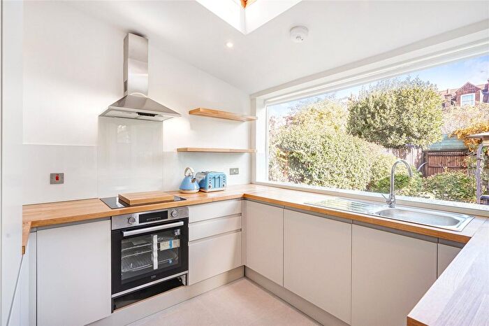 2 Bedroom Flat To Rent In Drakefield Road, London, SW17