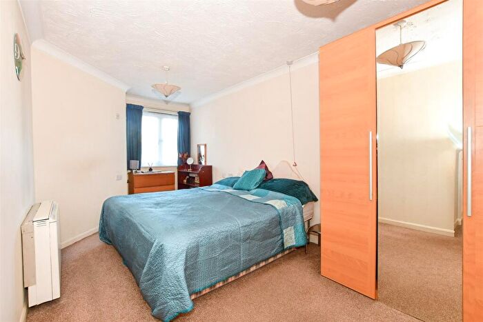 1 Bedroom Flat For Sale In Gales Drive, Three Bridges, Crawley, West Sussex, RH10