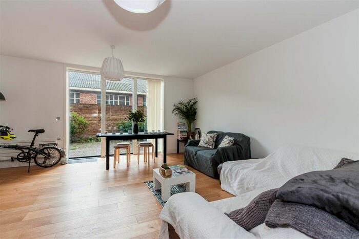 3 Bedroom End Terrace House For Sale In Narrowboat Avenue, Brentford, TW8