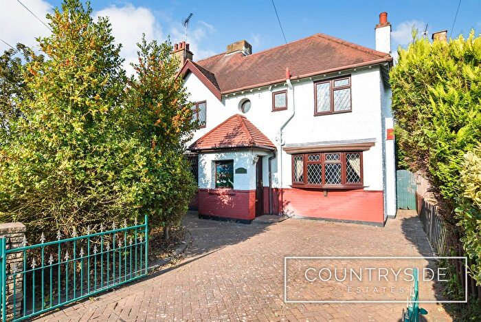 4 Bedroom Semi Detached House For Sale In Templewood Road, Benfleet, SS7