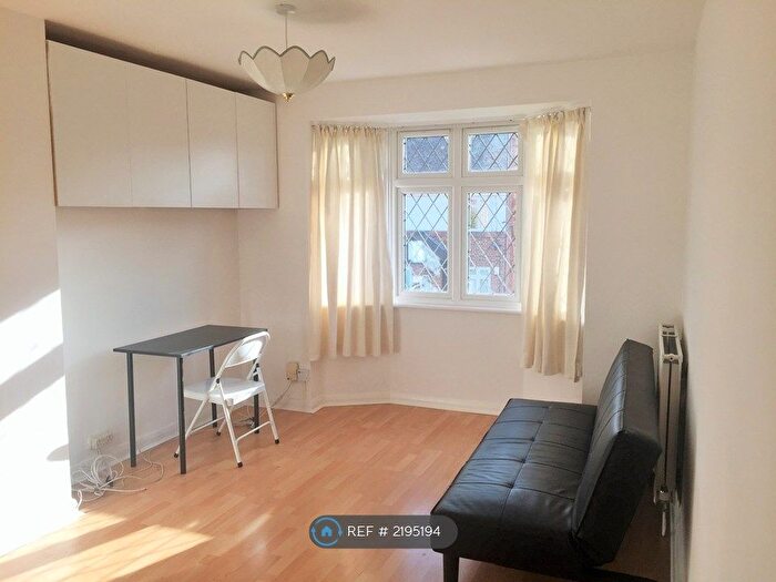 2 Bedroom Maisonette To Rent In Errol Gardens, New Malden, KT3