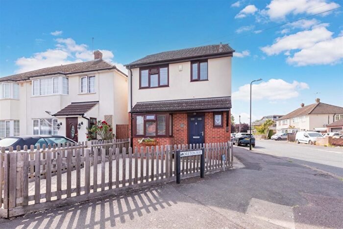 3 Bedroom Detached House For Sale In Barnfield, Cippenham, SL1