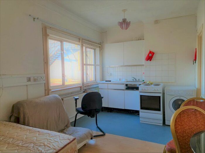 Studio To Rent In North Circular Road, London NW2