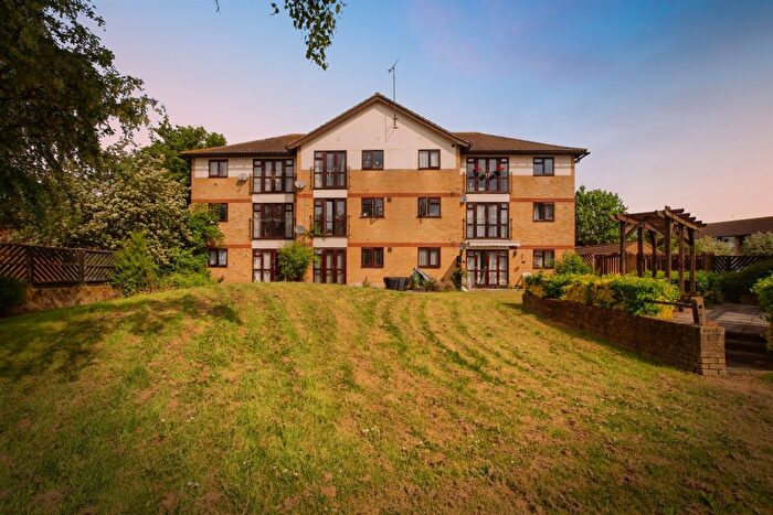 2 Bedroom Flat For Sale In Chenies Way, Watford, WD18