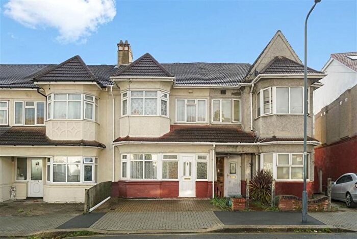 3 Bedroom Terraced House For Sale In Lonsdale Avenue, Wembley, HA9