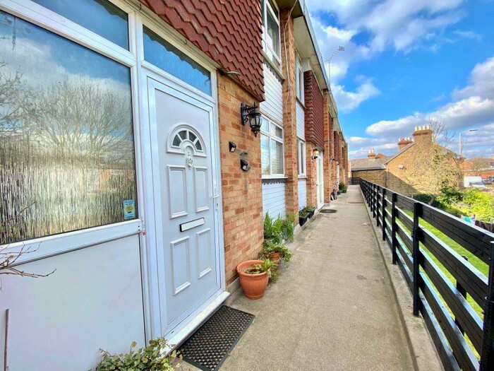 3 Bedroom Maisonette To Rent In Belvedere Mansions, Slough, Berkshire, SL1