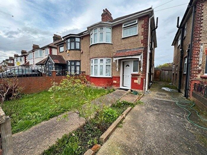 3 Bedroom Terraced House To Rent In Hounslow, TW5