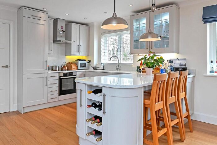 2 Bedroom Flat To Rent In Woodstock Road North, St. Albans, AL1