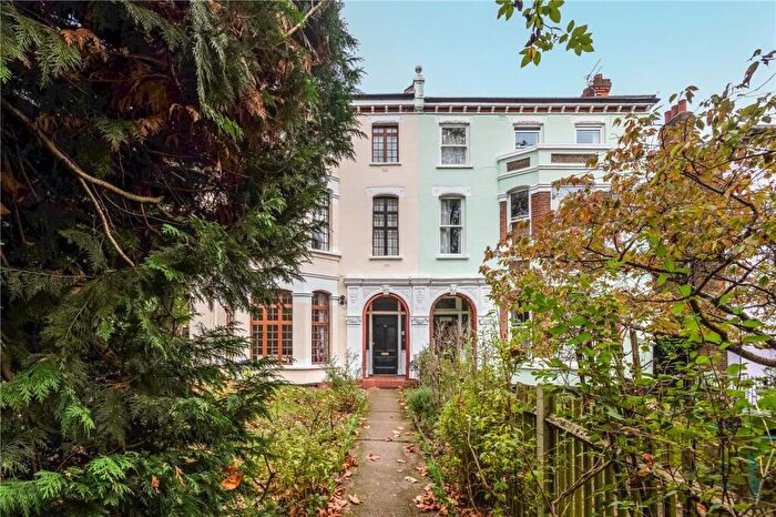 1 Bedroom Apartment For Sale In Grove Park, Camberwell, London, SE5