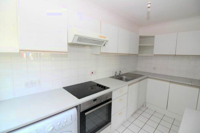 2 Bedroom Flat To Rent In Bodiam Court, Bromley, BR2