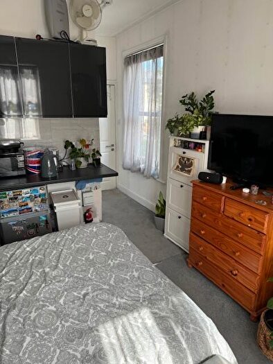 Studio To Rent In Bounds Green Road, London, N11
