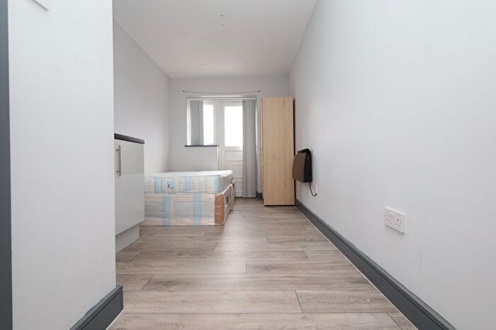 Studio To Rent In Berkeley Avenue, Greenford, UB6