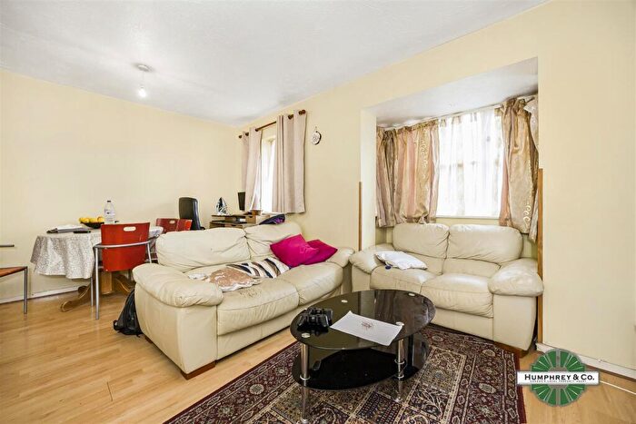2 Bedroom Flat To Rent In The Bridle Path, Woodford Green, IG8