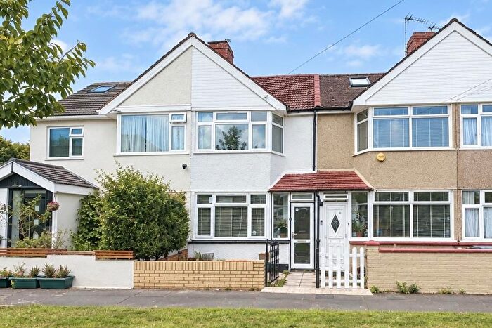 3 Bedroom Terraced House For Sale In Saxon Avenue, Feltham, Middlesex, TW13