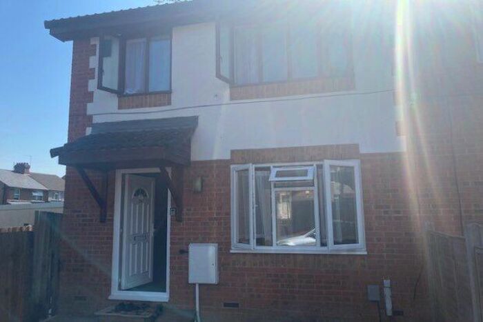 3 Bedroom Property To Rent In Waller Avenue, Luton, LU4