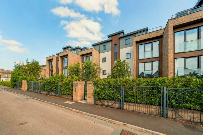 2 Bedroom Flat To Rent In Hope Close, London, NW4