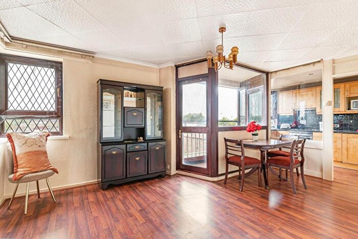 2 Bedroom Flat For Sale In Elmington Estate, London, SE5