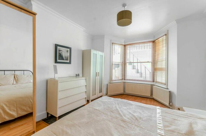 1 Bedroom Flat To Rent In Hannel Road, Fulham, London, SW6