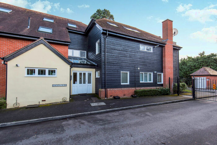 2 Bedroom Flat To Rent In Stoke Road, Cobham, KT11