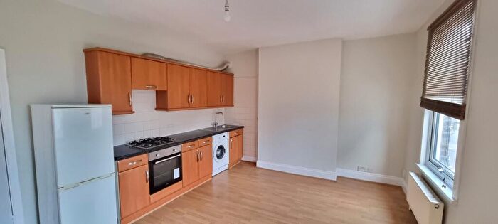 3 Bedroom Flat To Rent In Park Road, Leyton, E10