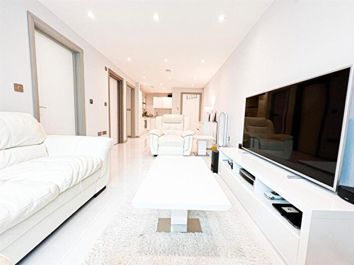 2 Bedroom Apartment For Sale In Glebelands Avenue, Bance Court, E18