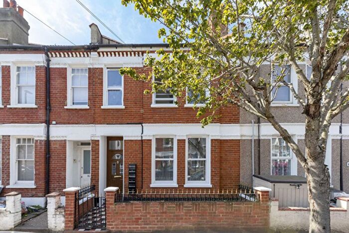 3 Bedroom Flat To Rent In Gilbey Road, Tooting, SW17