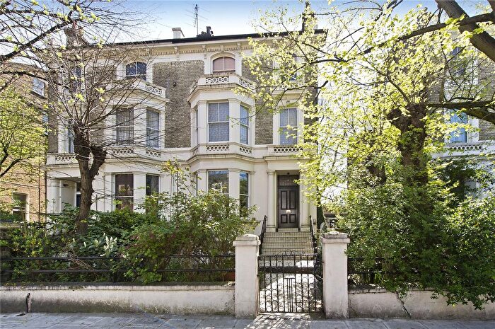 1 Bedroom Flat For Sale In Cambridge Gardens, North Kensington, London, Uk, W10