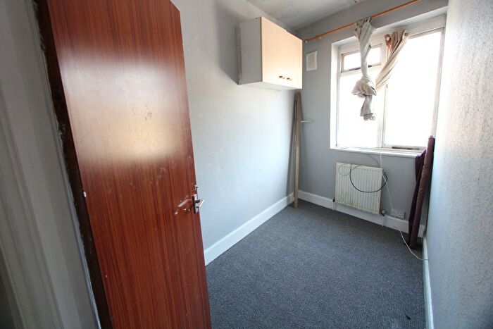 2 Bedroom Flat To Rent In Garratt Lane, London, SW17
