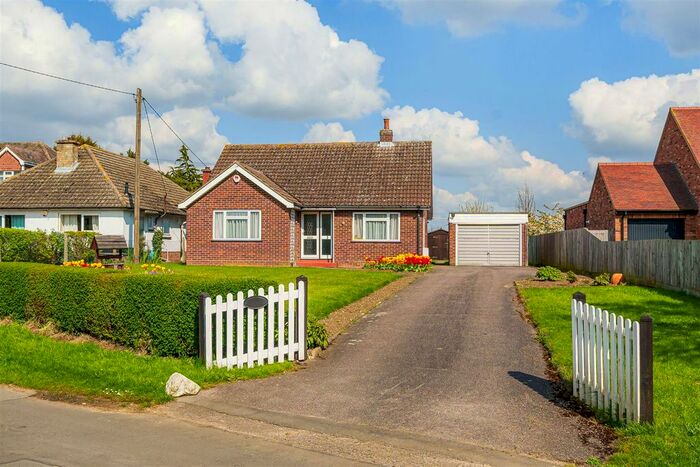 3 Bedroom Detached Bungalow For Sale In Woodfield Lane, Renhold, Bedford, MK41