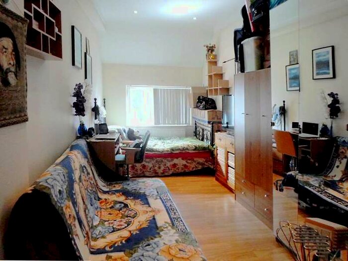 Flat To Rent In High Street, Acton, W3