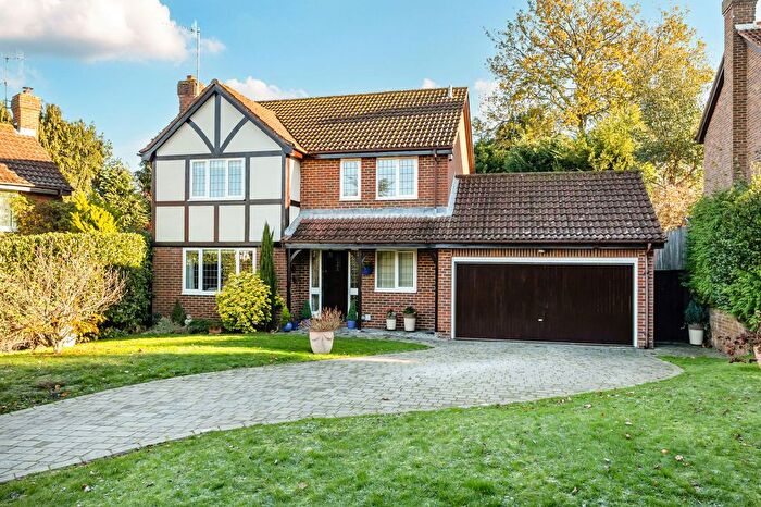 4 Bedroom Detached House For Sale In Kinnibrugh Drive, Dormansland, Lingfield, RH7