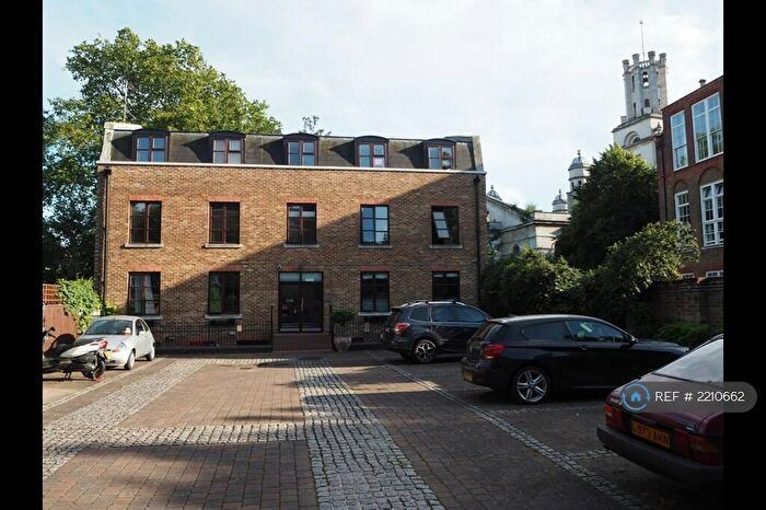 3 Bedroom Flat To Rent In Cable Street, London, E1