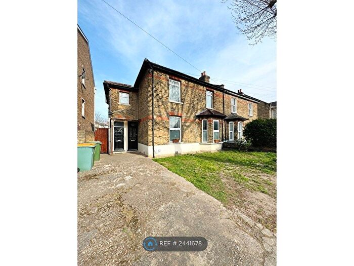 2 Bedroom Flat To Rent In Gladding Road, London, E12