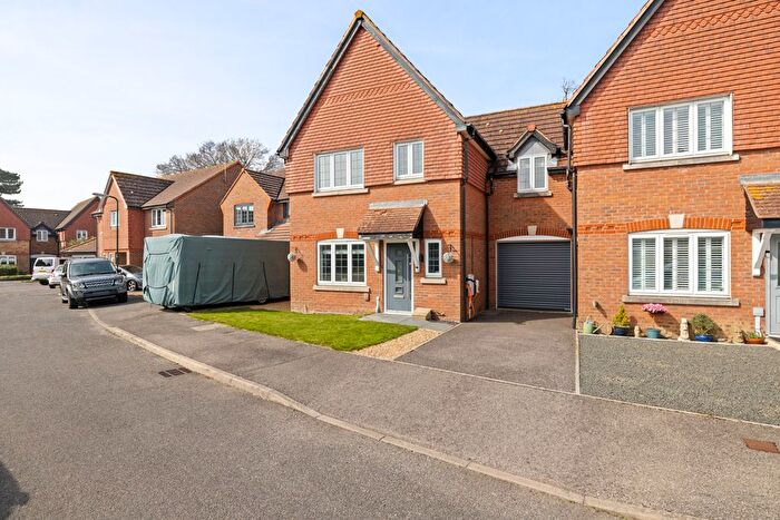 3 Bedroom Semi Detached House For Sale In The Oaks, Aldwick, Bognor Regis, West Sussex, PO21