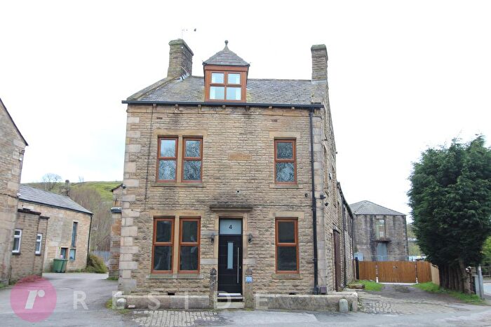 3 Bedroom Semi-Detached House For Sale In Halifax Road, Littleborough, OL15