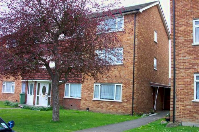 2 Bedroom Ground Maisonette To Rent In Millside, Carshalton, Surrey, SM5