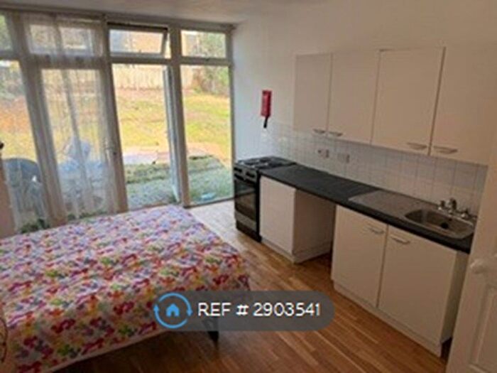 Studio To Rent In Green Lanes, London, N13