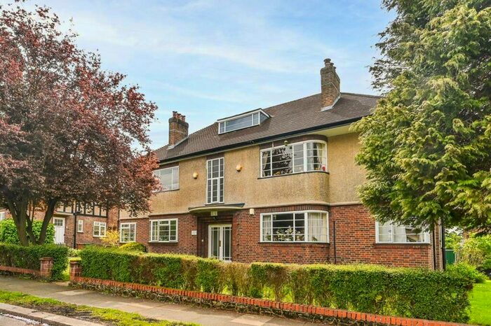 3 Bedroom Flat To Rent In Grove Avenue, Sutton, SM1