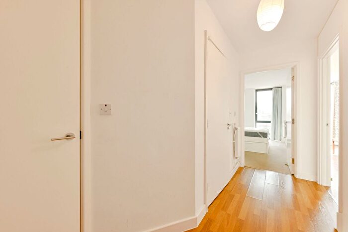 1 Bedroom Flat To Rent In Cranston Court, Shepherd's Bush, London, W12