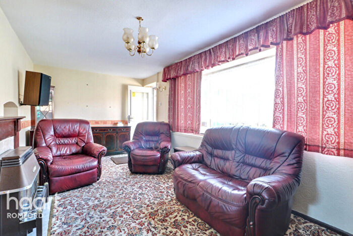 3 Bedroom Terraced House For Sale In Lodge Lane, Romford, RM5