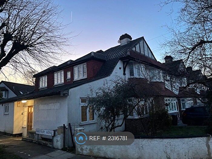 4 Bedroom Semi-Detached House To Rent In Melbourne Way, Enfield, EN1