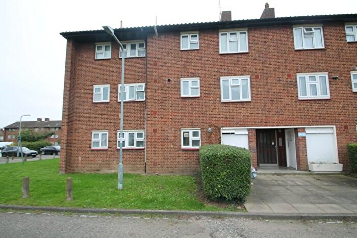 2 Bedroom Flat To Rent In Longwood Gardens, Ilford, London, IG5
