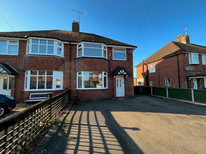 3 Bedroom House To Rent In Weaver Road, Uttoxeter, ST14