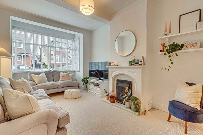 2 Bedroom Flat For Sale In Station Road, Leigh-On-Sea, SS9